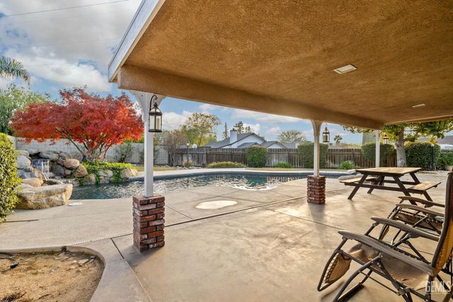 6001 Meadow Glen Way, Bakersfield, CA 93306