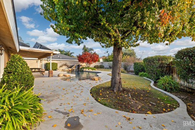 6001 Meadow Glen Way, Bakersfield, CA 93306