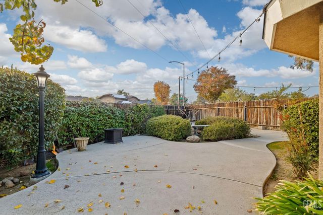 6001 Meadow Glen Way, Bakersfield, CA 93306