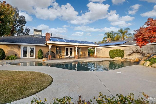 6001 Meadow Glen Way, Bakersfield, CA 93306