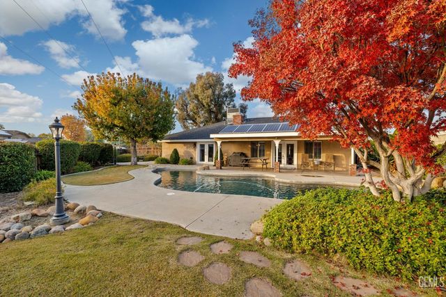 6001 Meadow Glen Way, Bakersfield, CA 93306