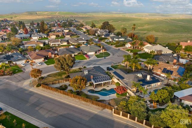 6001 Meadow Glen Way, Bakersfield, CA 93306