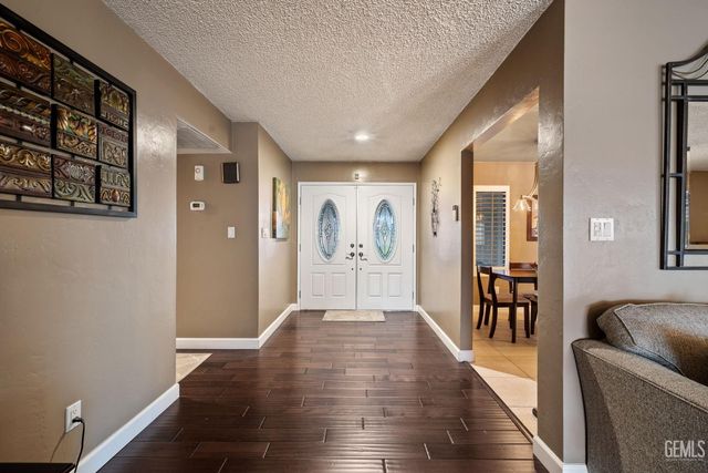 6001 Meadow Glen Way, Bakersfield, CA 93306