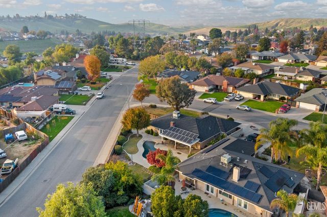 6001 Meadow Glen Way, Bakersfield, CA 93306