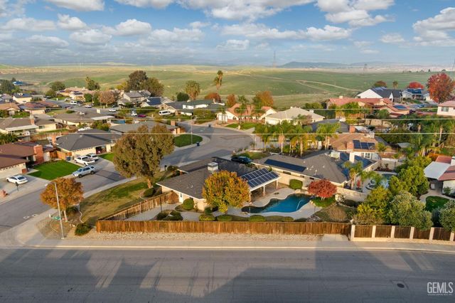 6001 Meadow Glen Way, Bakersfield, CA 93306