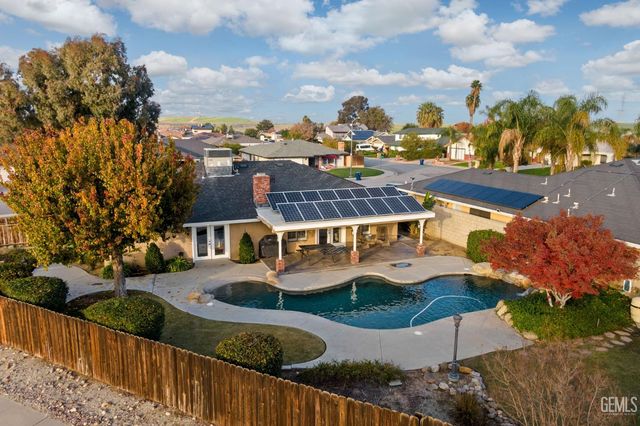 6001 Meadow Glen Way, Bakersfield, CA 93306