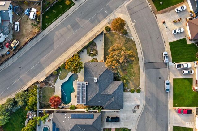 6001 Meadow Glen Way, Bakersfield, CA 93306