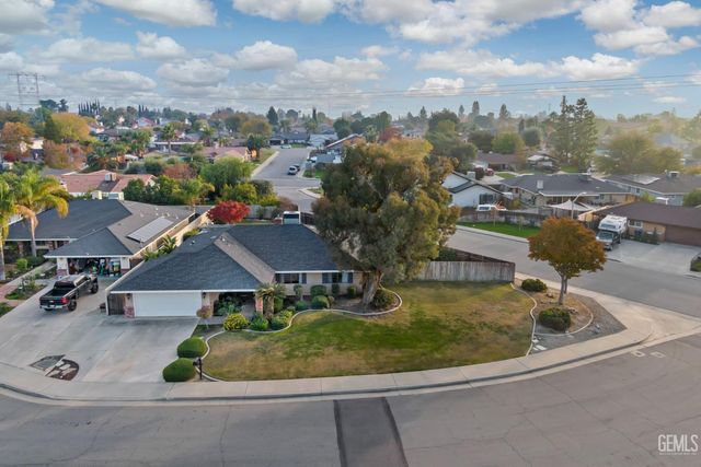 6001 Meadow Glen Way, Bakersfield, CA 93306