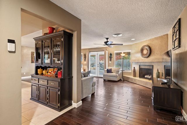 6001 Meadow Glen Way, Bakersfield, CA 93306