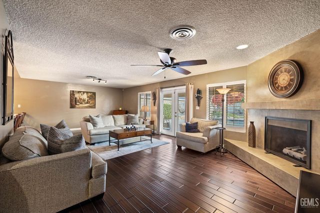 6001 Meadow Glen Way, Bakersfield, CA 93306