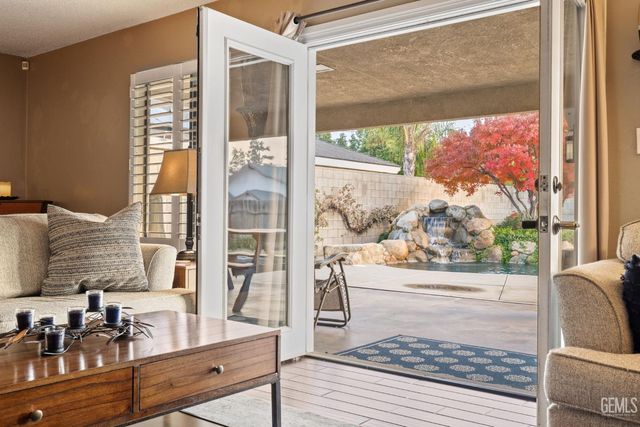 6001 Meadow Glen Way, Bakersfield, CA 93306