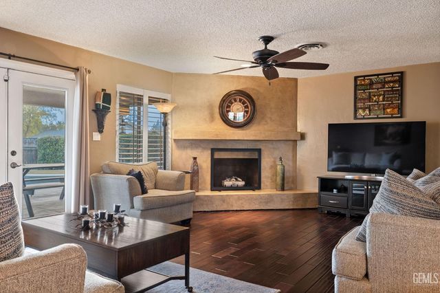 6001 Meadow Glen Way, Bakersfield, CA 93306