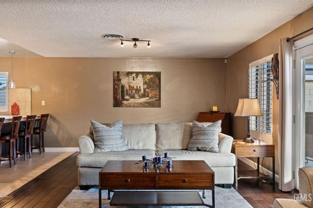 6001 Meadow Glen Way, Bakersfield, CA 93306