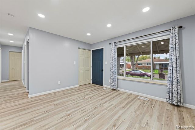 7218 Superior, Center Line, MI 48015