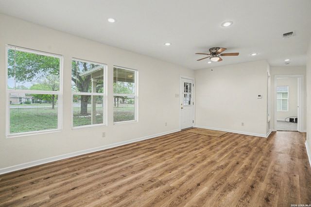 205 BALCONES HEIGHTS RD, Balcones Heights, TX 78201