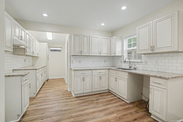 205 BALCONES HEIGHTS RD, Balcones Heights, TX 78201