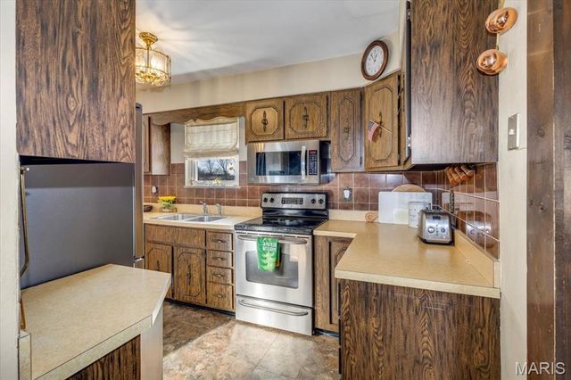 2948 Erb Road, St Louis, MO 63129