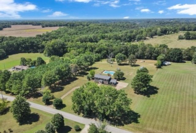 121 Old Jackson Hwy, Leoma, TN 38468