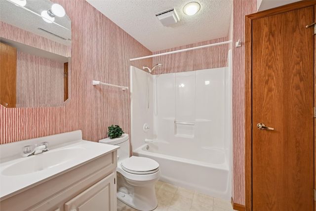 3319 Riverpointe Circle NE, Cedar Rapids, IA 52411