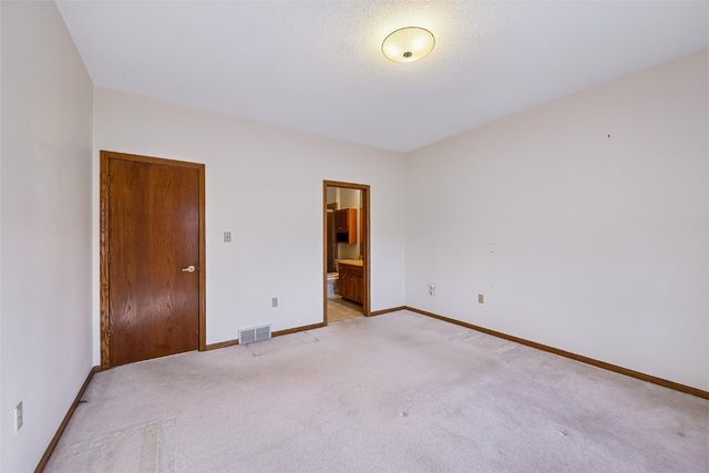 3319 Riverpointe Circle NE, Cedar Rapids, IA 52411