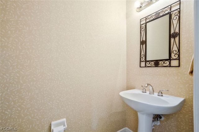 13860 Avon Park CIR 104, Fort Myers, FL 33912