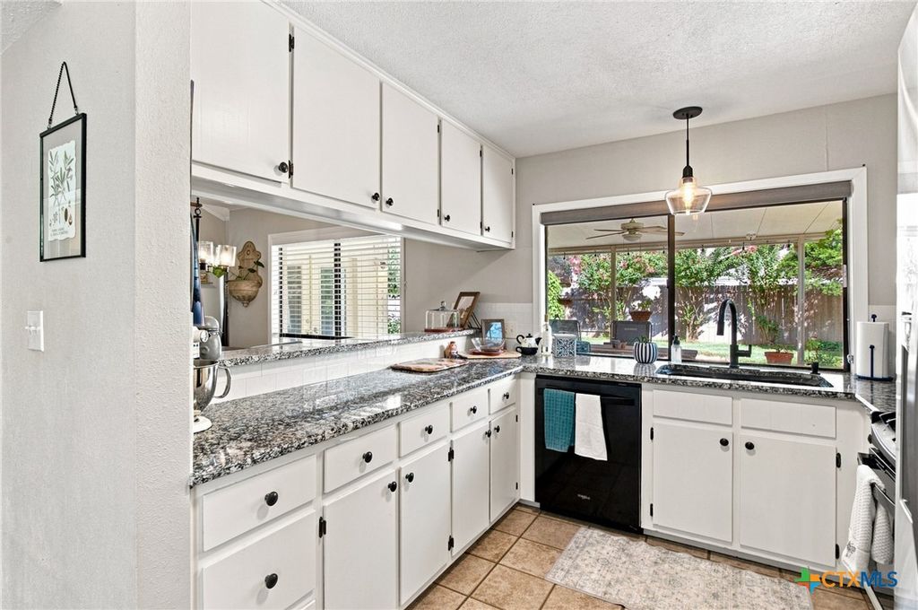 Image 14 of property listing at 104 Santa Fe, Victoria, TX 77904
