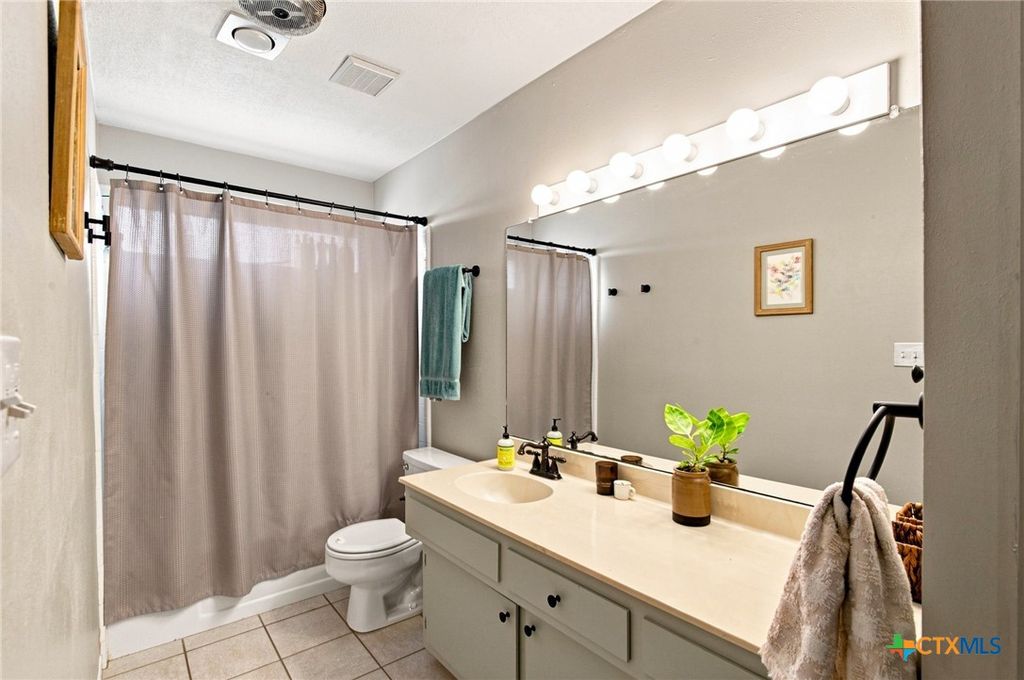 Image 25 of property listing at 104 Santa Fe, Victoria, TX 77904