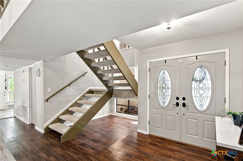 Image 3 of property listing at 104 Santa Fe, Victoria, TX 77904