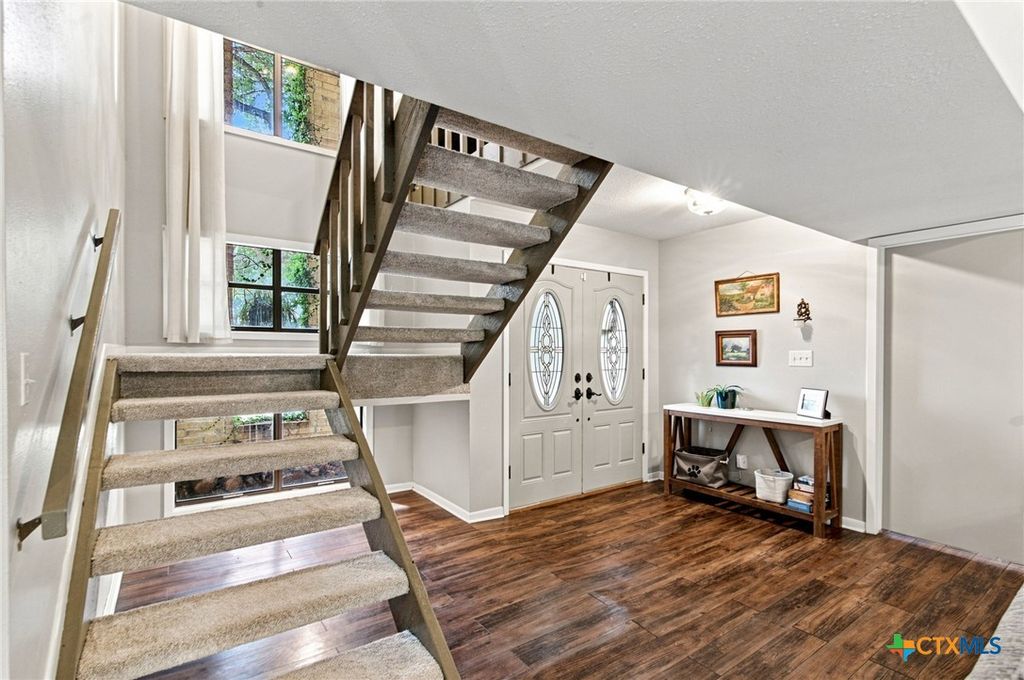 Image 4 of property listing at 104 Santa Fe, Victoria, TX 77904
