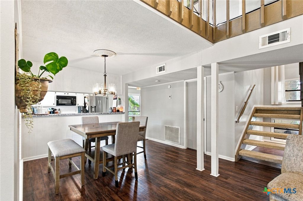 Image 9 of property listing at 104 Santa Fe, Victoria, TX 77904