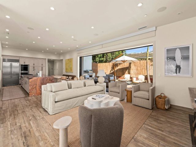 8477 El Paseo Grande 4, La Jolla, CA 92037