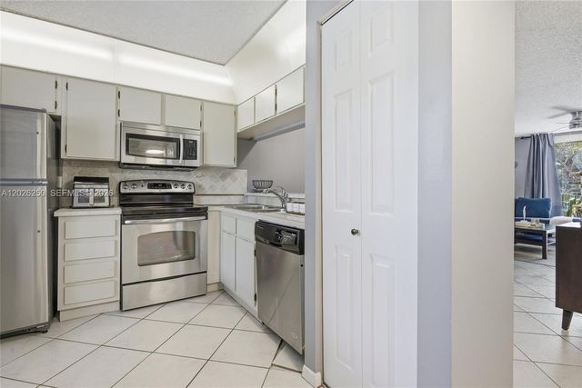 10451 W Broward Boulevard 209, Plantation, FL 33324