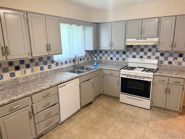 111 Park Charles Boulevard N, St Peters, MO 63376