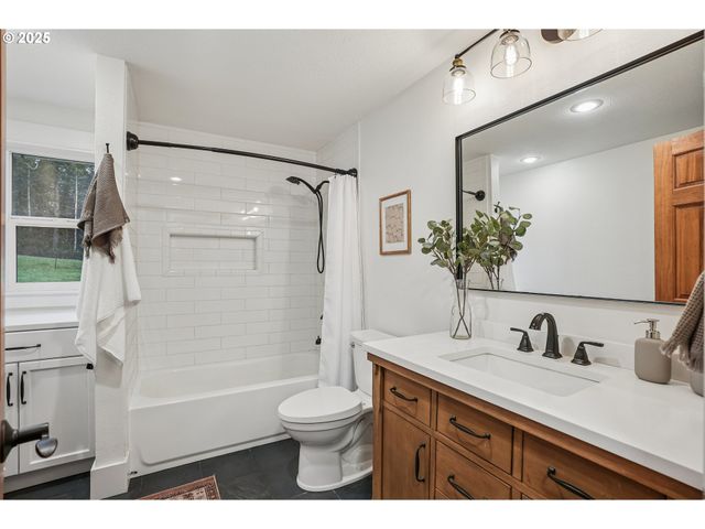 13300 Ne WHITLOW Ln, Newberg, OR 97132