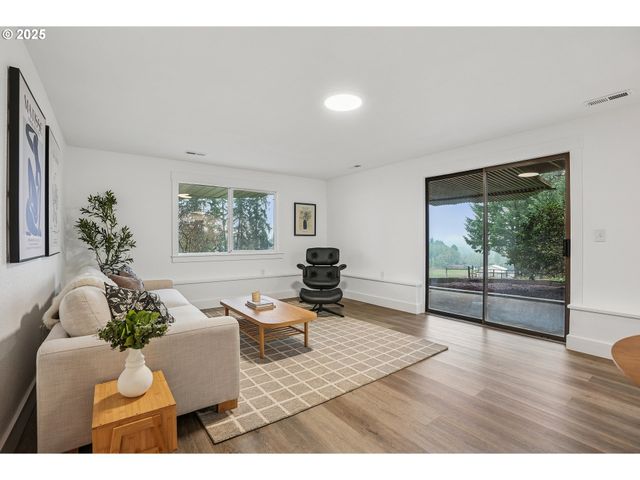 13300 Ne WHITLOW Ln, Newberg, OR 97132