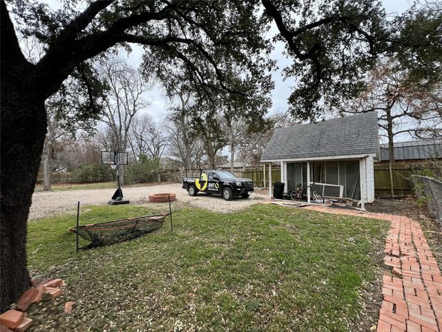 1018 E Elm Street, Hillsboro, TX 76645