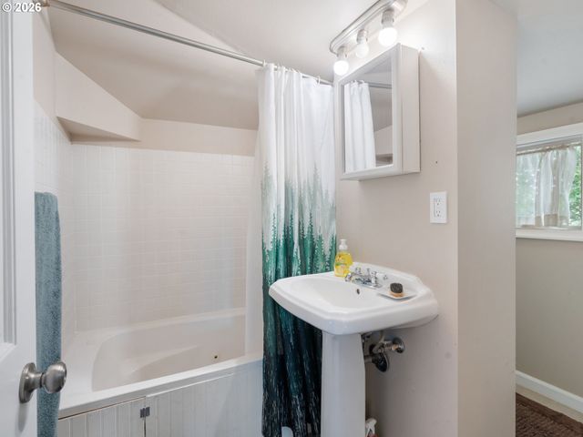 3103 Ne DEKUM St, Portland, OR 97211