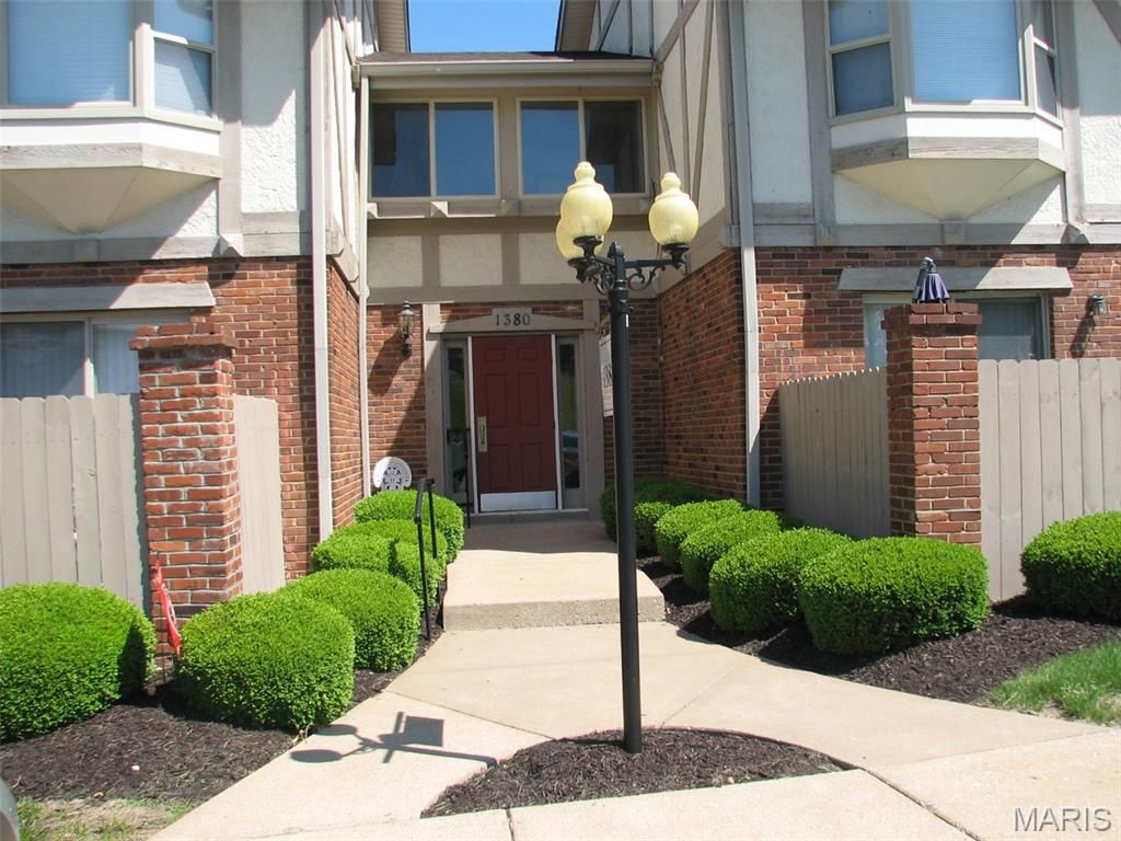 1380 Willow Brook Cove Court 1, Creve Coeur, MO 63146