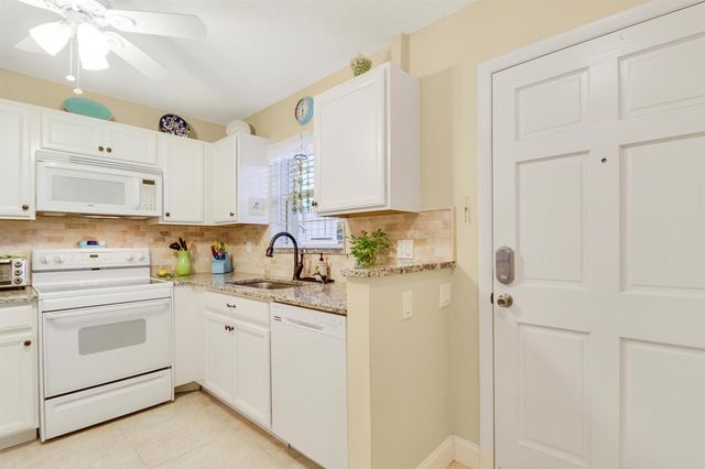 2929 SE OCEAN Boulevard 112-2, Stuart, FL 34996