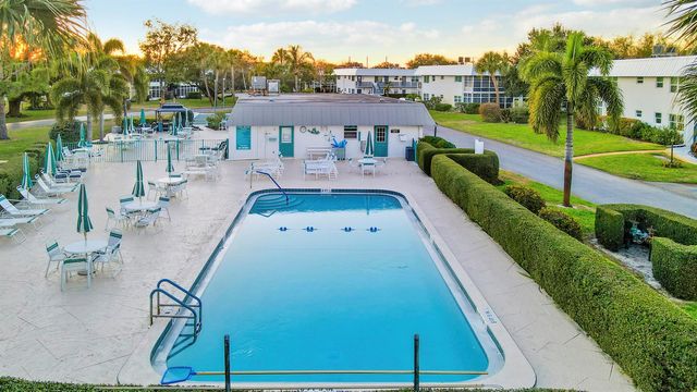 2929 SE OCEAN Boulevard 112-2, Stuart, FL 34996