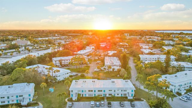 2929 SE OCEAN Boulevard 112-2, Stuart, FL 34996