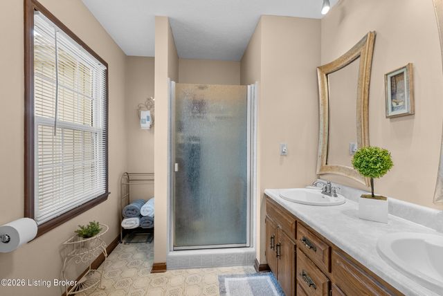 312 New England Ct, Louisville, KY 40214