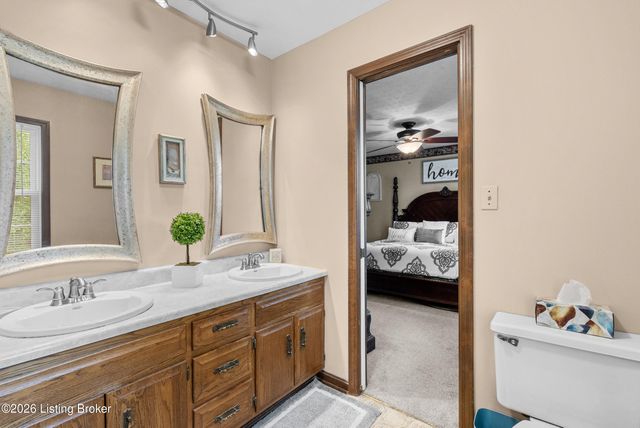 312 New England Ct, Louisville, KY 40214