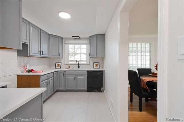 16166 Sunderland Road, Detroit, MI 48219