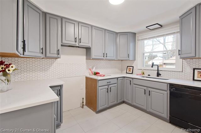 16166 Sunderland Road, Detroit, MI 48219