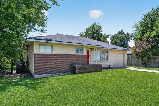 313 Greenbriar Drive, Baytown, TX 77520
