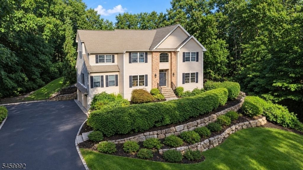 8 Goldfinch Run, Kinnelon Boro, NJ 07405 — exterior