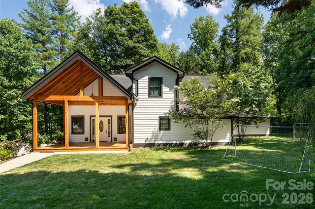 86 Holiday Drive, Hendersonville, NC 28739