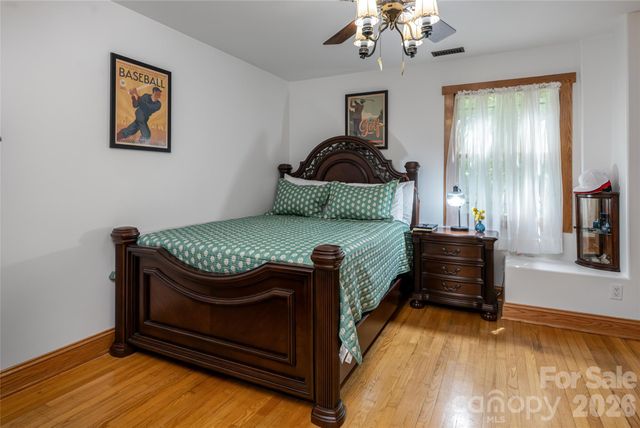 86 Holiday Drive, Hendersonville, NC 28739