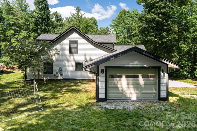 86 Holiday Drive, Hendersonville, NC 28739